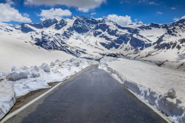 İlkbaharda kar arasında Alp Dağları, İtalya, Gran Paradiso Alpleri, Fransa sınırına yakın.