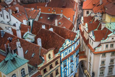 Ortaçağ Prag 'ının çatıları ve çatıları üzerinde, Çek Cumhuriyeti