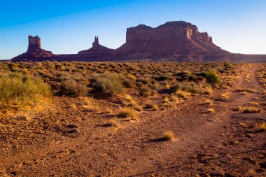 The Mittens, Monument Valley 'de güneş doğarken, Arizona ve Utah, ABD