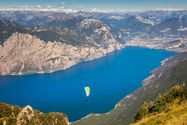 Skärmflygning Ovanför Idylliska Och Turkosa Gardasjön Från Monte Baldo Malcesine — Stockfoto