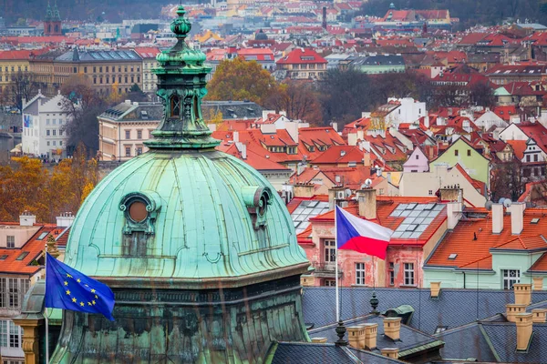在中世纪布拉格旧城的塔楼和圆顶之上 捷克共和国 — 图库照片