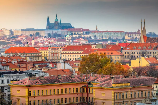 中世プラハ旧市街の塔やドームの上の夜 チェコ共和国 — ストック写真