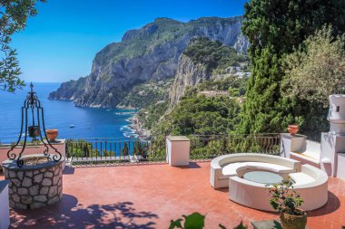 Yukarıdan Idyllic Capri adası manzarası, İtalya 'nın Amalfi kıyıları, Güney Avrupa