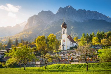 St. Johannes, Wetterstein, Waxenstein ve Zugspitze Kilisesi gündoğumunda, Grainau, Bavyera Alpleri, Almanya