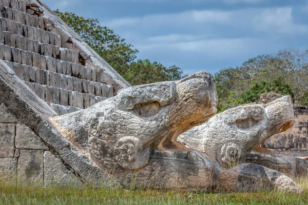 Maya Tanrısı Kukulcan 'ın başı Chichen Itza, Yucatan, Meksika' daki El Castillo piramidinin dibinde.