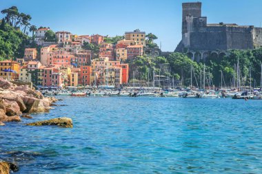 Lerici Körfezi ve yelkenli marinası, huzurlu Cinque Terre, Liguria, tekneli İtalya