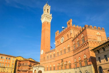 Ortaçağ 'ın Siena Piazza del Campo Meydanı' nda altın gün batımı, Toskana, İtalya