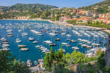 Lerici Körfezi ve yelkenli marinası, huzurlu Cinque Terre, Liguria, tekneli İtalya