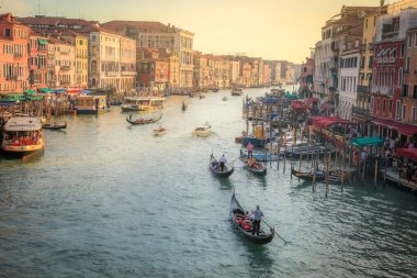 Büyük Kanal Rıhtımı 'nda Venedik, İtalya' da Gondolları süsleyin.