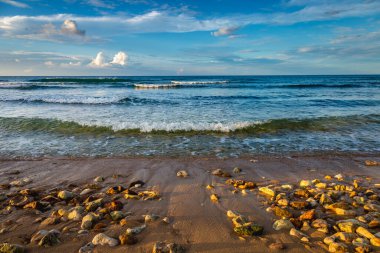 Tropik cennet, Montego Körfezi huzurlu Karayip plajı günbatımında, Jamaika, Karayip Denizi
