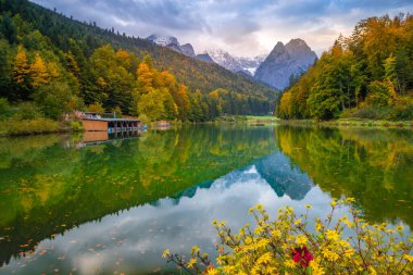 Riessersee ve Zugzpitze sonbaharda, Garmisch-Partenkirchen, Bavyera, Almanya
