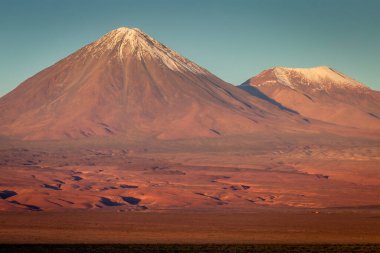 Gündoğumunda Licancabur volkanı, San Pedro de Atacama, Çöl kurak arazisi, Şili, Güney Amerika