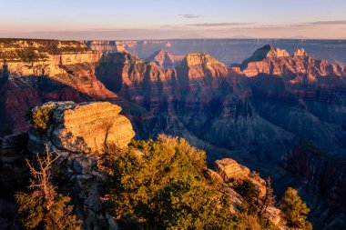 Grand Canyon kuzey kenarı silueti Golden Sunset, Arizona, ABD