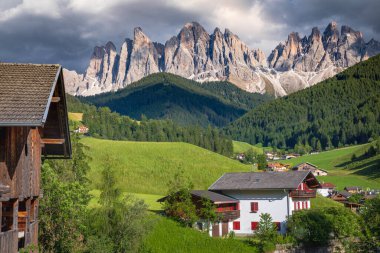 St. Magdalena 'daki Val di Funes, Kuzey İtalya' daki Dolomites Alpleri, Idyllic manzara
