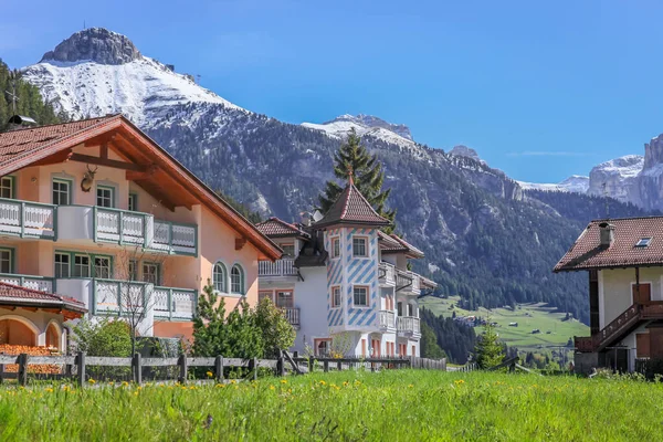 Dorfbild Bei Cortina Ampezzo Und Almwiesen Mit Dolomiten Alpen Norditalien — Stockfoto