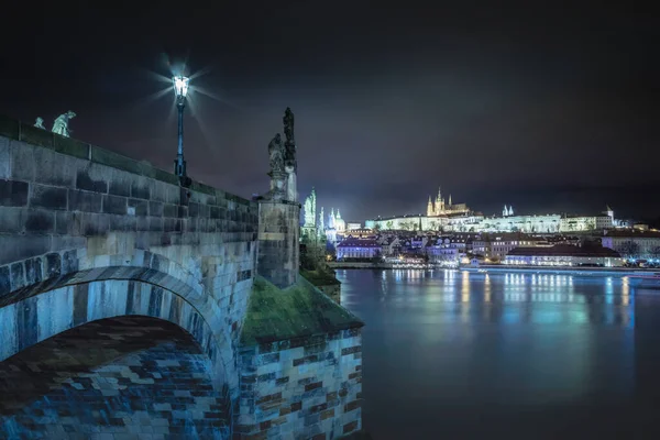 Ponte Carlo Fiume Moldava Notte Con Movimento Barca Sfocato Praga — Foto Stock