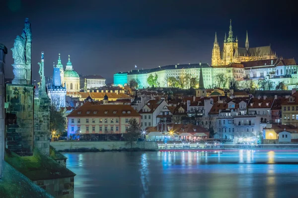 Karlsbron Och Floden Vltava Natten Med Suddiga Båtrörelser Prag Tjeckien — Stockfoto