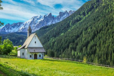 Alp Kilisesi, Kuzey İtalya, Bolzano yakınlarındaki Dolomites Alpleri 'ndeki cennet kilisesi.