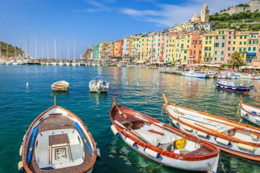 Portovenere 'deki renkli liman, Cinque Terre, Liguria, İtalya tekneli.