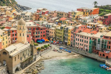 Kayalıkların üzerindeki Vernazza Körfezi, cennet Cinque Terre, Liguria, İtalya tekneli.