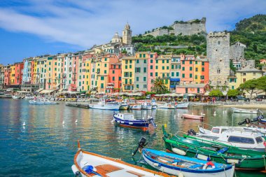 Portovenere 'deki renkli liman, Cinque Terre, Liguria, İtalya tekneli.