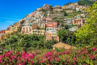 Positano şehir merkezi altın gün batımı, İtalya 'nın Amalfi kıyısı, Güney Avrupa