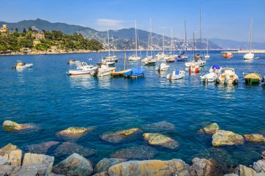 Santa Margherita Ligure 'da küçük körfez limanında renkli evler, lüks tekneler ve yatlar. Liguria, İtalya
