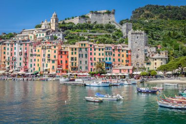 Portovenere 'deki renkli liman, Cinque Terre, Liguria, İtalya tekneli.