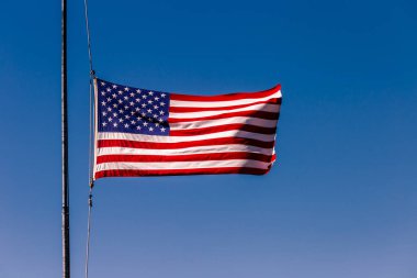 New York, 11 Eylül, Birleşik Devletler, Kuzey Amerika 'da mavi gökyüzünde dalgalanan Amerikan bayrağı.