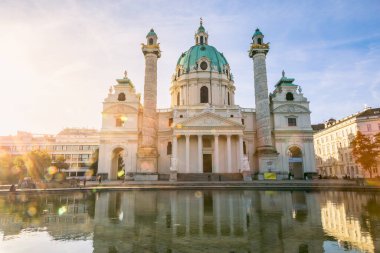 Karlsplatz 'daki Aziz Charless Kilisesi huzur dolu altın gün doğumunda, Viyana, Avusturya