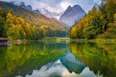 Riessersee ve Zugzpitze sonbaharda, Garmisch-Partenkirchen, Bavyera, Almanya