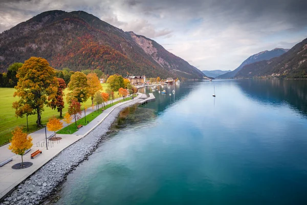 Żaglówki Jeziorze Achensee Niedaleko Innsbrucka Spokojna Dramatyczna Jesień Alpy Tyrolskie — Zdjęcie stockowe