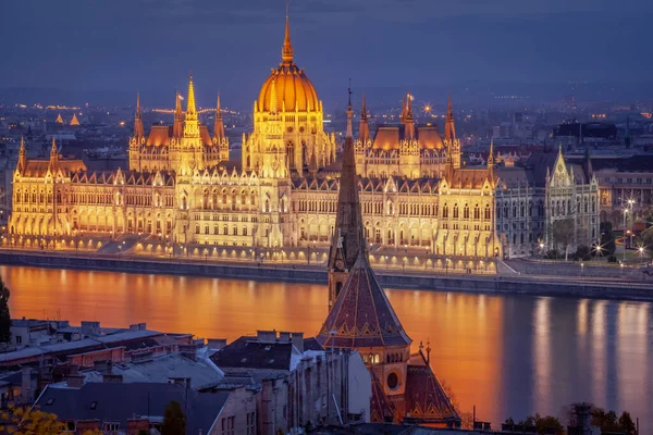 ドナウ川の上で劇的な夜と議会 ブダペスト ハンガリー — ストック写真
