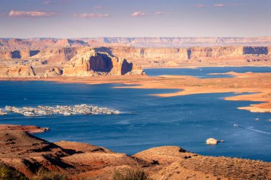 Powell Gölü ve marina yukarıdan günbatımı açık gökyüzü, Page, Arizona, ABD