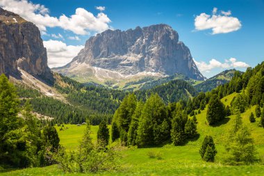Langkofel ve Gardena geçidi, güneşli bir günde Kuzey İtalya 'da Dolomitler Alp arazisi