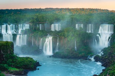 Iguazu Şelalesi dramatik manzarası, Arjantin tarafı, Güney Amerika