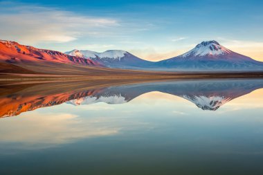 Idyllic Gölü yansıması ve Atacama Çölü, Kuzey Şili, Güney Amerika 'daki volkanik manzara