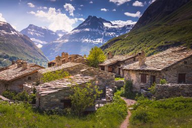 L Ecot, Fransa 'nın en güzel köylerinden biri olan Bonneval sur Arc' ın küçük bir köyüdür. Belle ve Sebastien filminin çekildiği yerdi. .