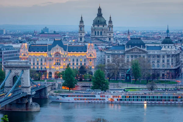 ハンガリー 夜明けにライトアップされた街並み ドナウ川と大聖堂とブダペストのスカイライン — ストック写真