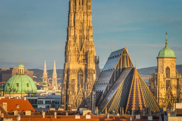 奥地利中古圣斯蒂芬斯大教堂和维也纳古城日出景观 — 图库照片