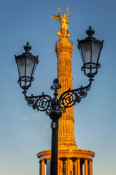 ベルリンのゴールデン ヴィクトリー コラム ドイツ 街路灯に囲まれた日没のティアガルテン — ストック写真