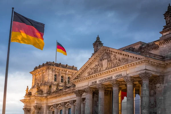 Reichstagsgebäude Sitz Des Deutschen Bundestages Mit Nationalflagge Abend Berlin — Stockfoto