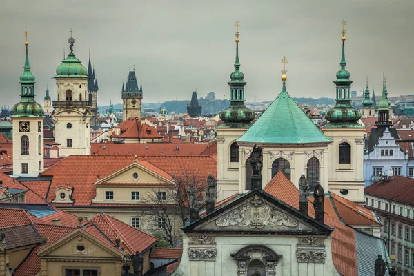 中世プラハ旧市街の塔やドームの上の夜 チェコ共和国 — ストック写真