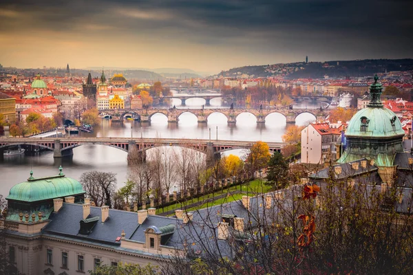 Ovanför Prag Gamla Stadsbroar Och Floden Vltava Vid Dramatisk Solnedgång — Stockfoto