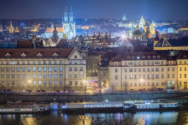 Ovanför Prag Gamla Stan Båtar Och Floden Vltava Dramatiska Natten — Stockfoto