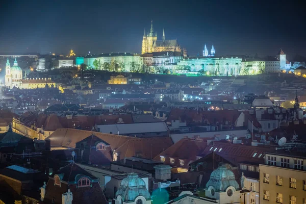 チェコ共和国プラハの夜には フラドカーナ地区と聖ヴィート大聖堂があります — ストック写真