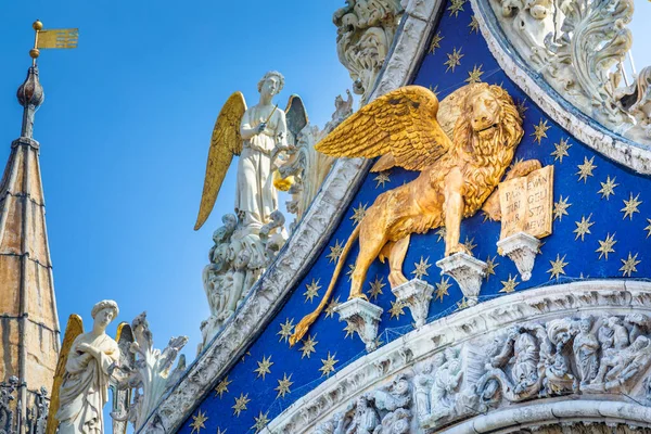 Detalle Fachada Basílica San Marcos Con León Dorado Ángeles Venecia —  Fotos de Stock