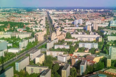 Karl Marx Doğu Berlin Bulvarı ve komünist dönem binaları güneşli bir günde, Almanya