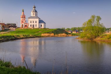 Ortodoks Kilisesi, Rusya 'nın altın yüzüğü Suzdal nehri ile altın gündoğumunda.