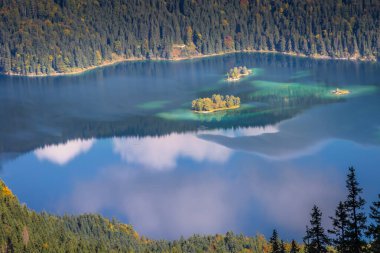 Idyllic Eibsee Bavyera 'da Alman Alpleri' nde baharda, Almanya
